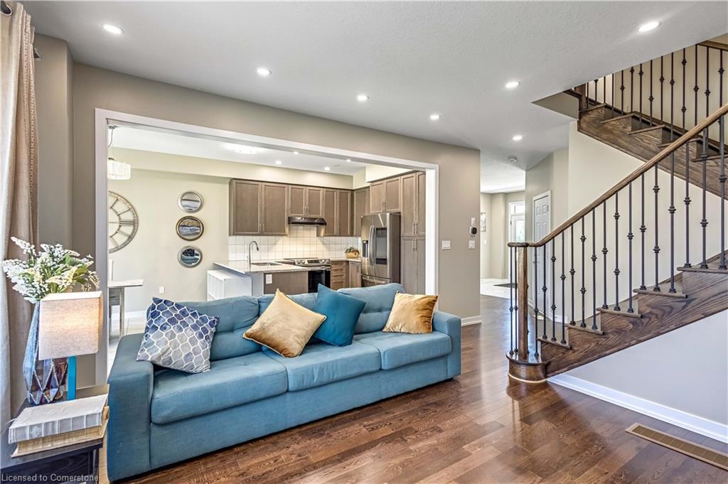 44 Santos Drive, Caledonia, ON - Indoor Photo Showing Living Room