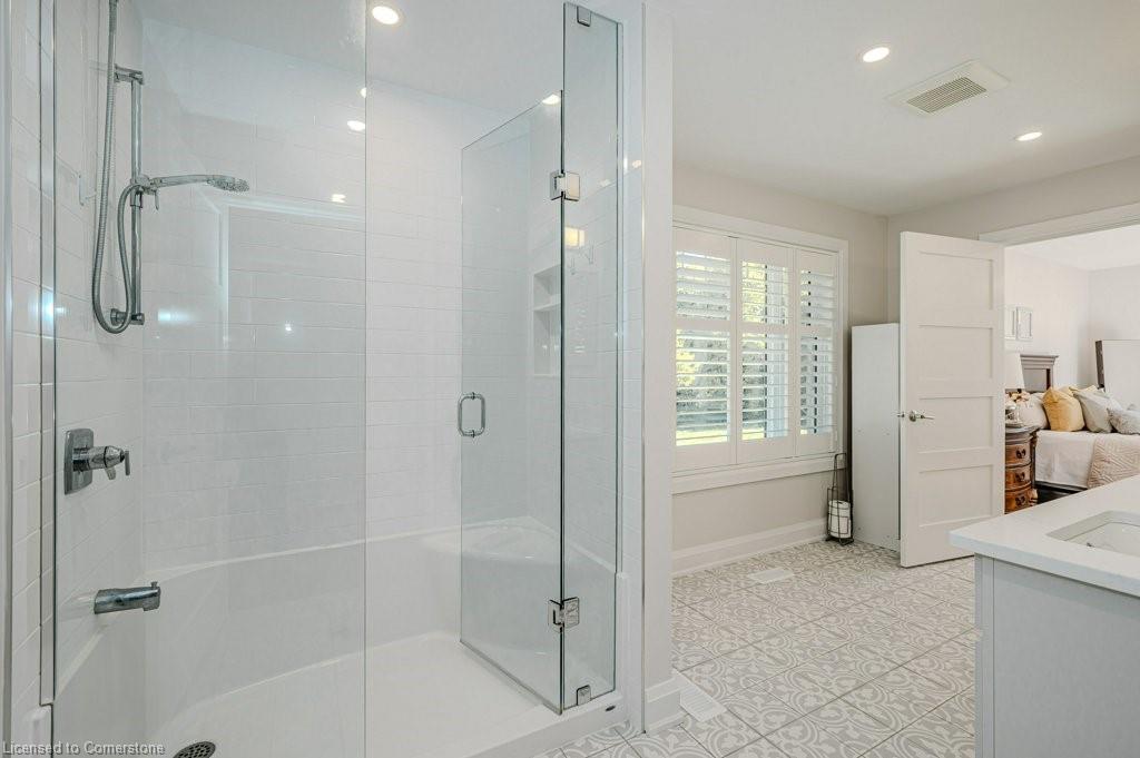1354 1 Side Road, Burlington, ON - Indoor Photo Showing Bathroom
