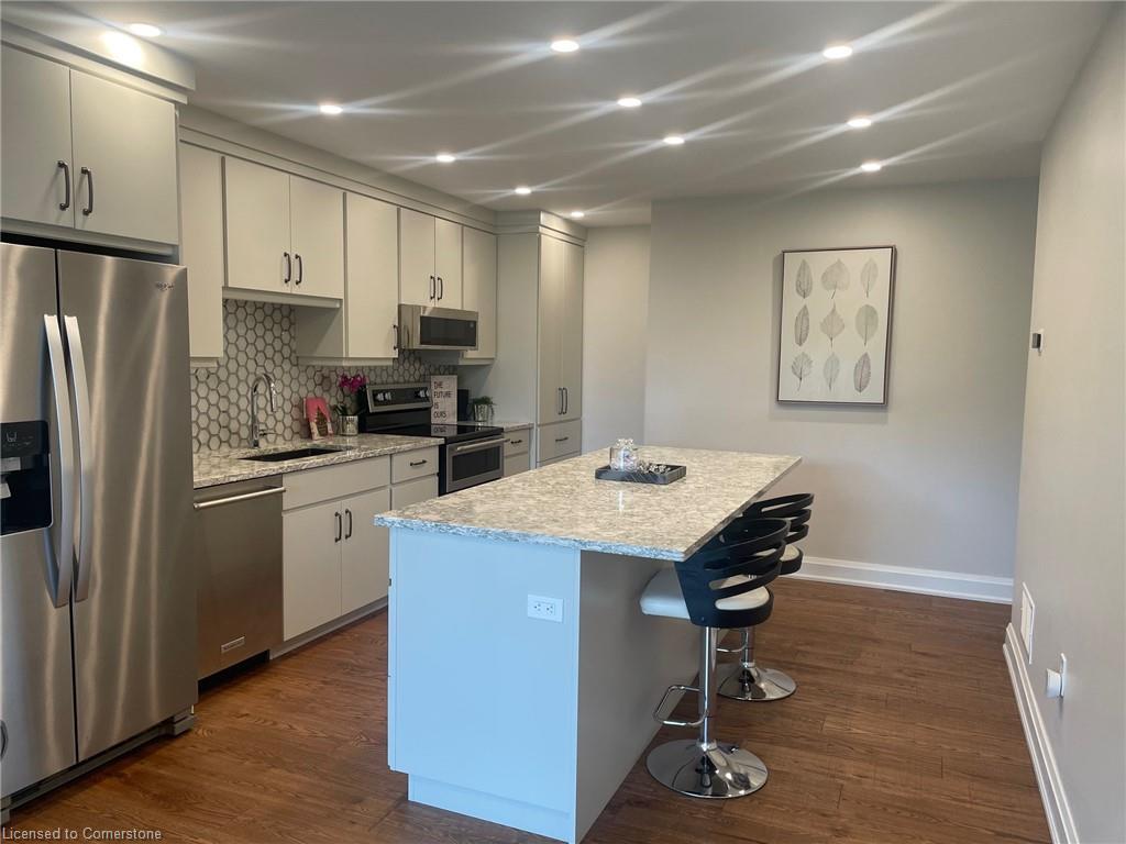 1354 1 Side Road, Burlington, ON - Indoor Photo Showing Kitchen With Upgraded Kitchen