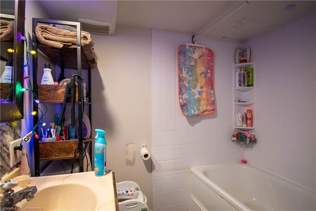 80 Frank Street, Tillsonburg, ON - Indoor Photo Showing Bathroom