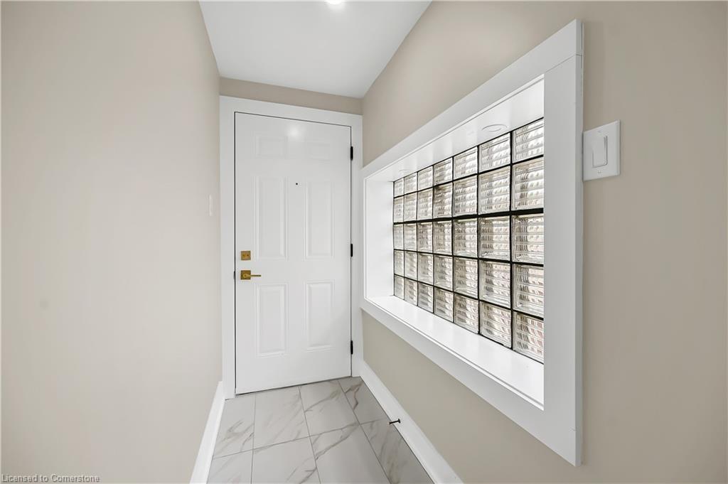 Upper 2-1466 Main Street E, Hamilton, ON - Indoor Photo Showing Other Room