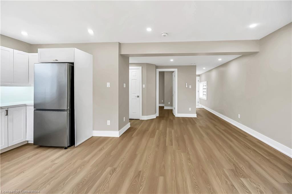 Upper 2-1466 Main Street E, Hamilton, ON - Indoor Photo Showing Kitchen