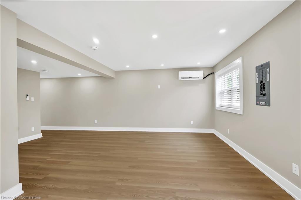 Upper 2-1466 Main Street E, Hamilton, ON - Indoor Photo Showing Other Room