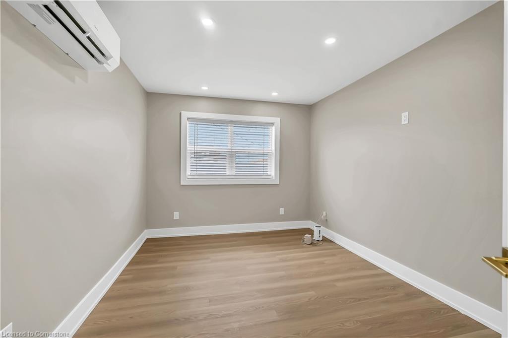 Upper 2-1466 Main Street E, Hamilton, ON - Indoor Photo Showing Other Room