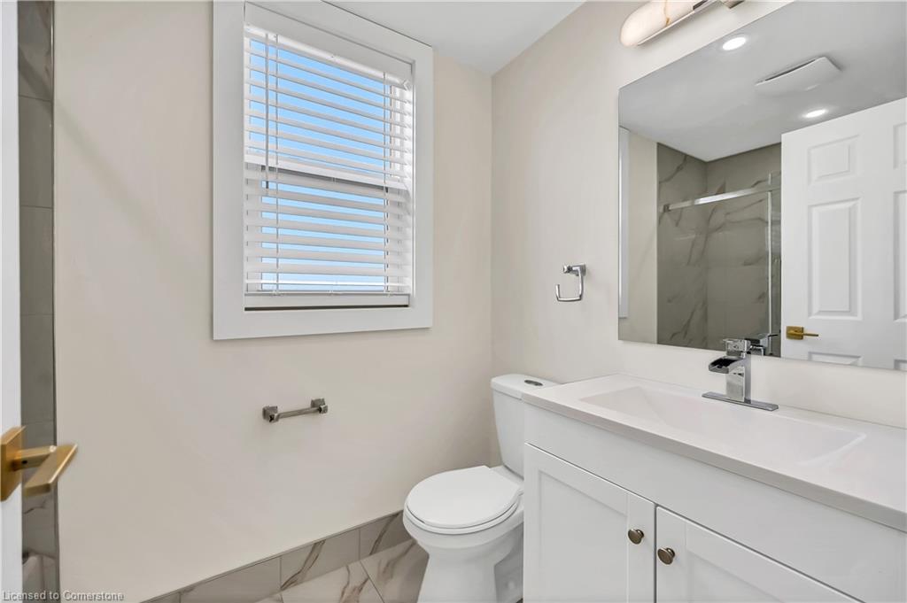 Upper 2-1466 Main Street E, Hamilton, ON - Indoor Photo Showing Bathroom
