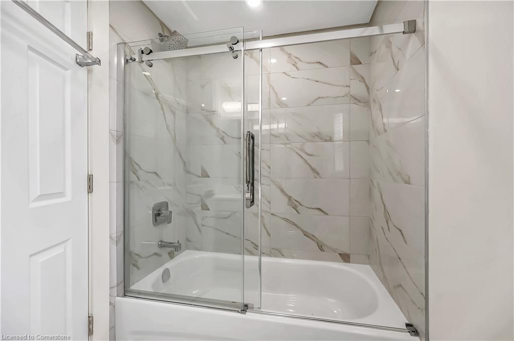 Upper 2-1466 Main Street E, Hamilton, ON - Indoor Photo Showing Bathroom