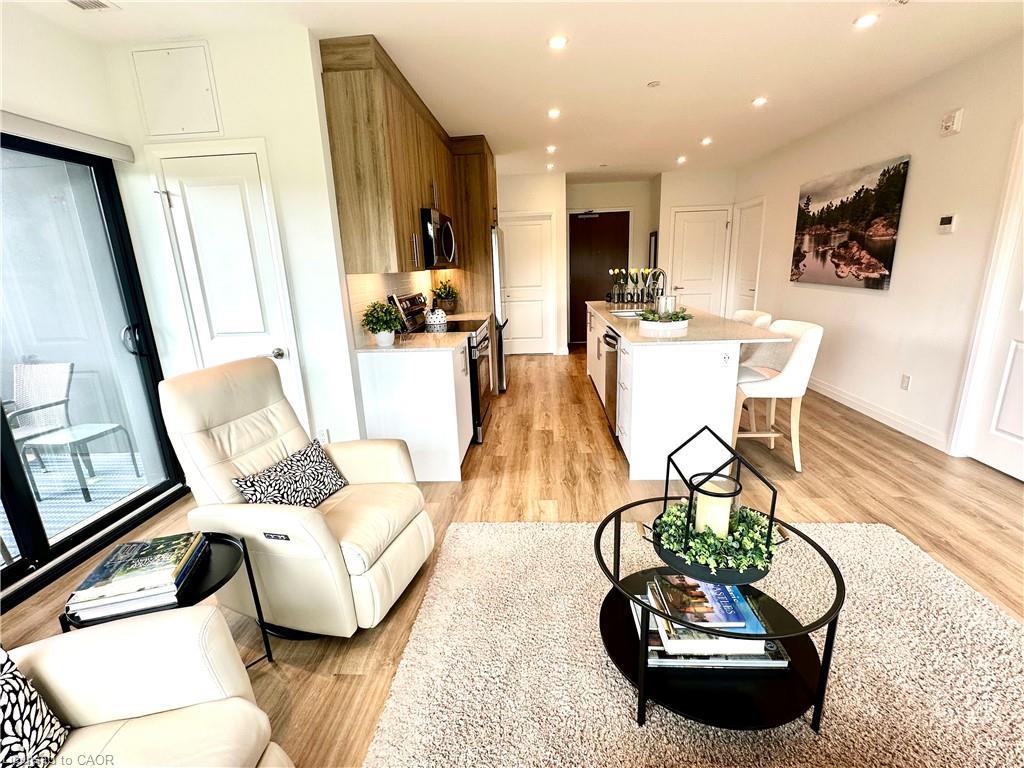 401-525 New Dundee Road, Kitchener, ON - Indoor Photo Showing Living Room