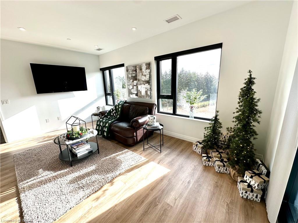 401-525 New Dundee Road, Kitchener, ON - Indoor Photo Showing Living Room