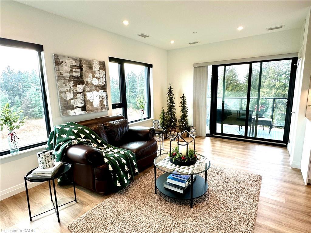 401-525 New Dundee Road, Kitchener, ON - Indoor Photo Showing Living Room