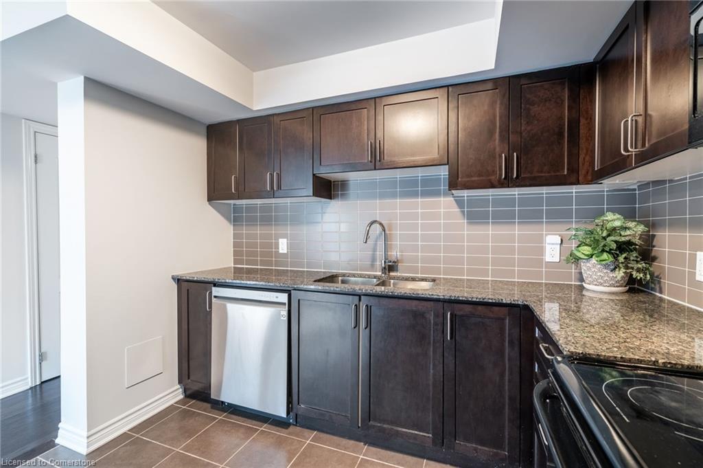 59-2441 Greenwich Drive, Oakville, ON - Indoor Photo Showing Kitchen With Double Sink