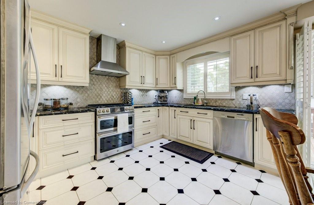 1056 Plains View Avenue, Burlington, ON - Indoor Photo Showing Kitchen With Upgraded Kitchen