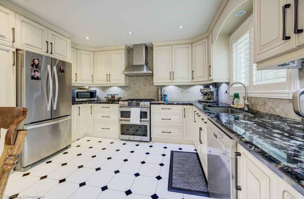 1056 Plains View Avenue, Burlington, ON - Indoor Photo Showing Kitchen With Upgraded Kitchen