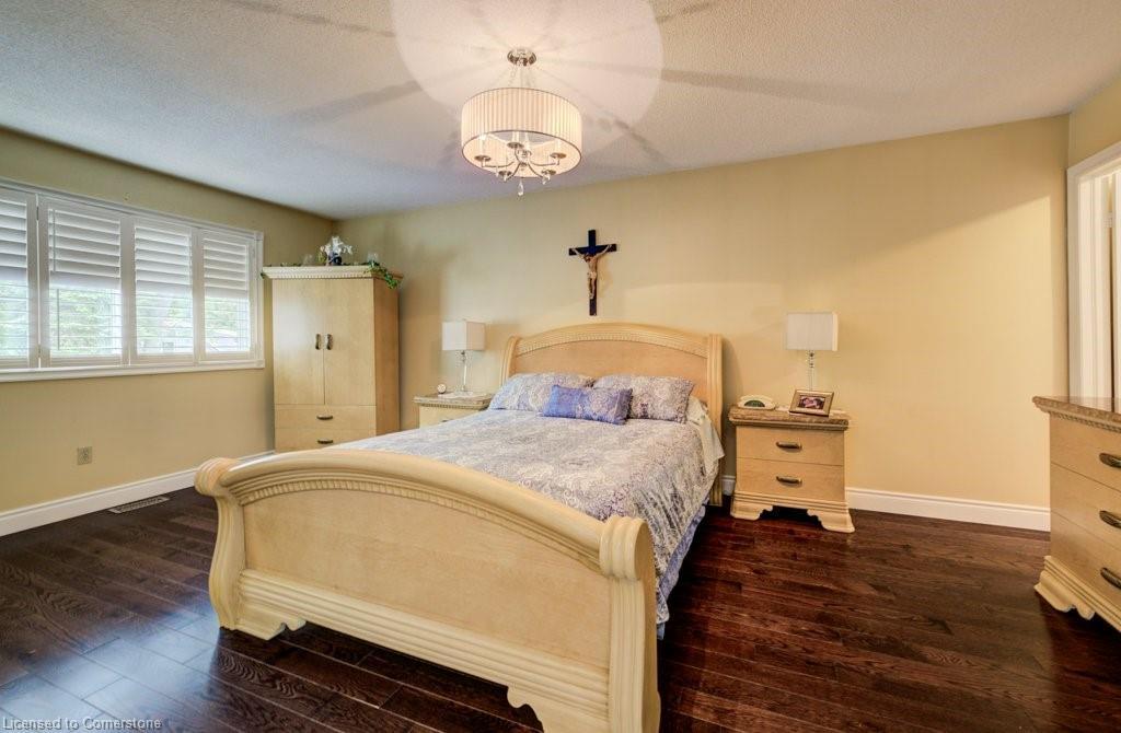 1056 Plains View Avenue, Burlington, ON - Indoor Photo Showing Bedroom