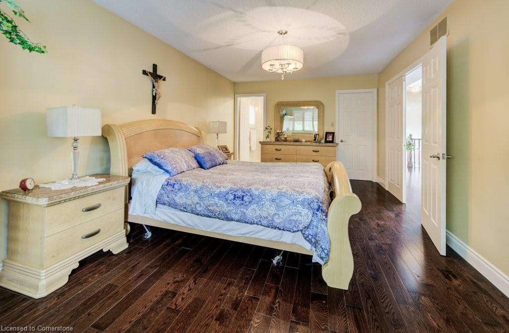 1056 Plains View Avenue, Burlington, ON - Indoor Photo Showing Bedroom