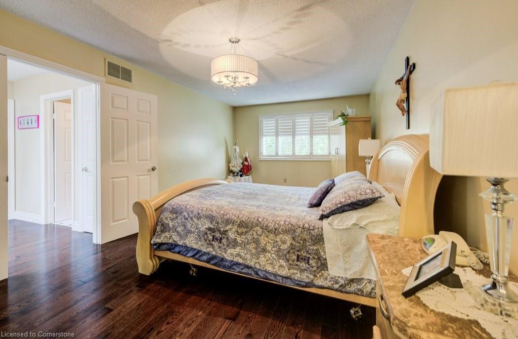 1056 Plains View Avenue, Burlington, ON - Indoor Photo Showing Bedroom