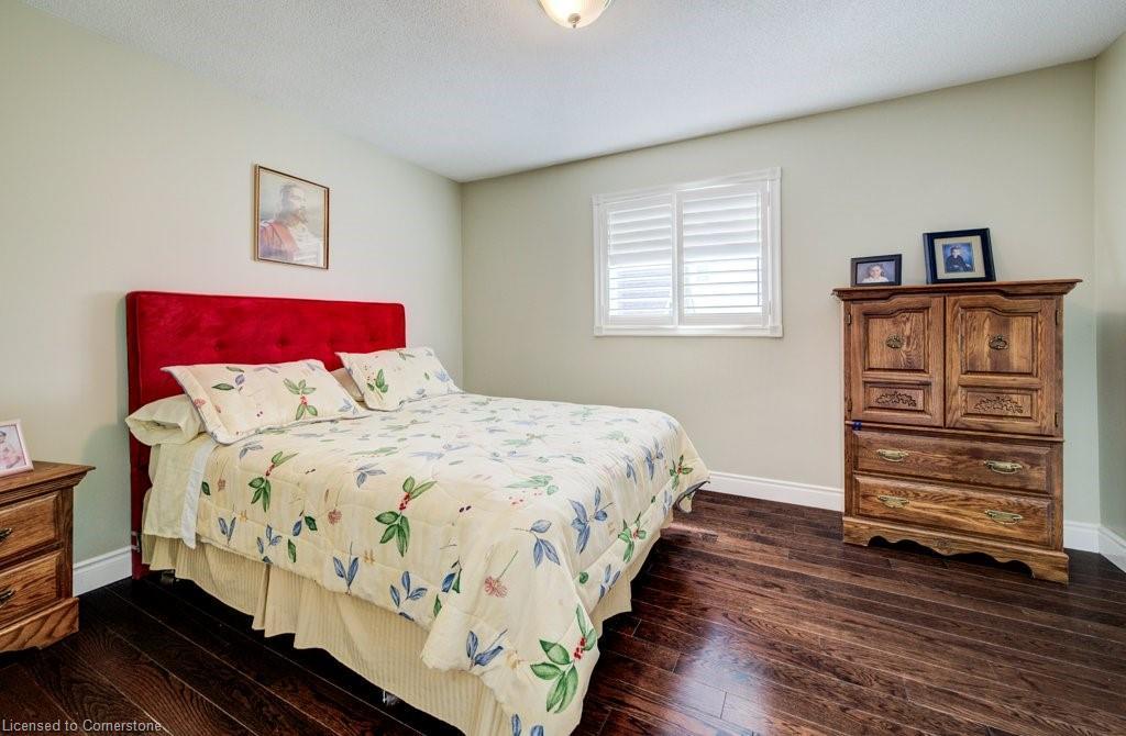 1056 Plains View Avenue, Burlington, ON - Indoor Photo Showing Bedroom