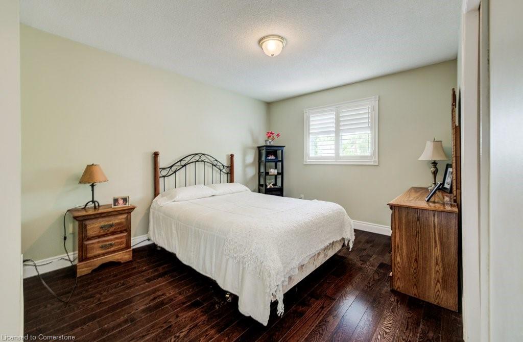 1056 Plains View Avenue, Burlington, ON - Indoor Photo Showing Bedroom