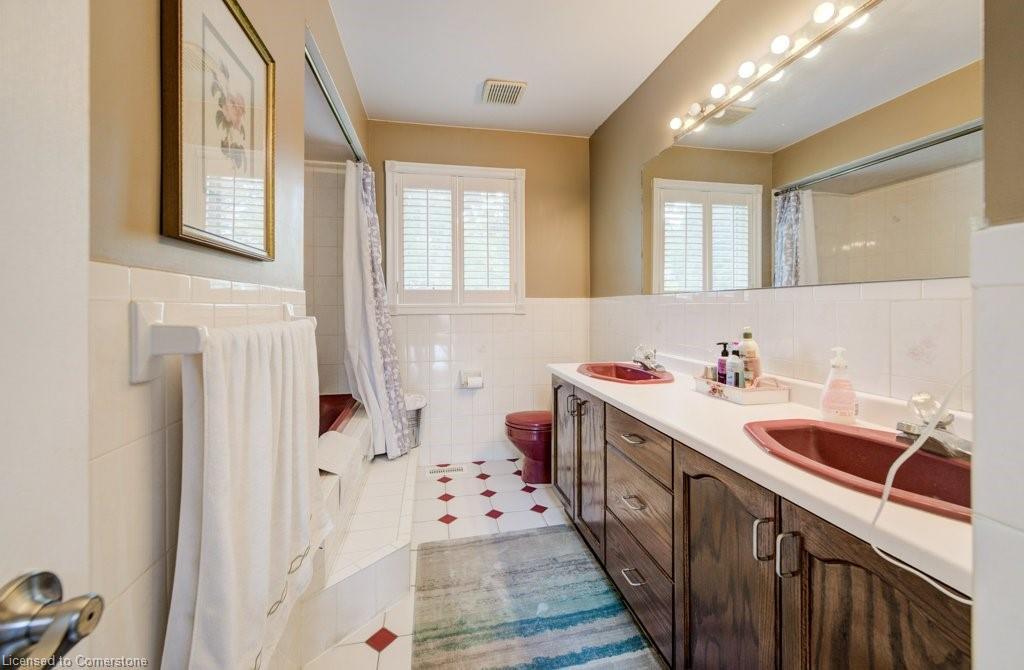1056 Plains View Avenue, Burlington, ON - Indoor Photo Showing Bathroom