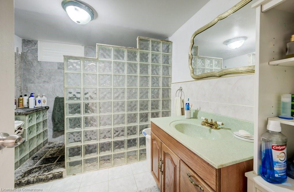 1056 Plains View Avenue, Burlington, ON - Indoor Photo Showing Bathroom