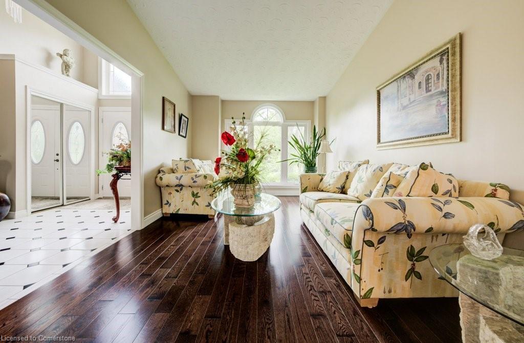 1056 Plains View Avenue, Burlington, ON - Indoor Photo Showing Living Room