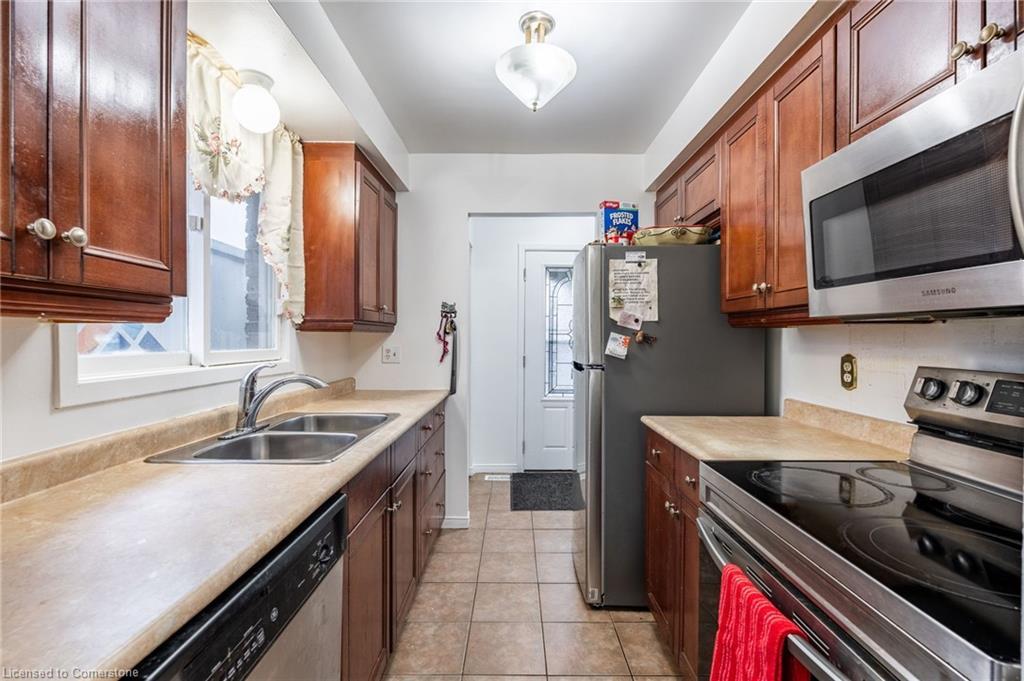 97 Guildwood Drive, Hamilton, ON - Indoor Photo Showing Kitchen With Double Sink