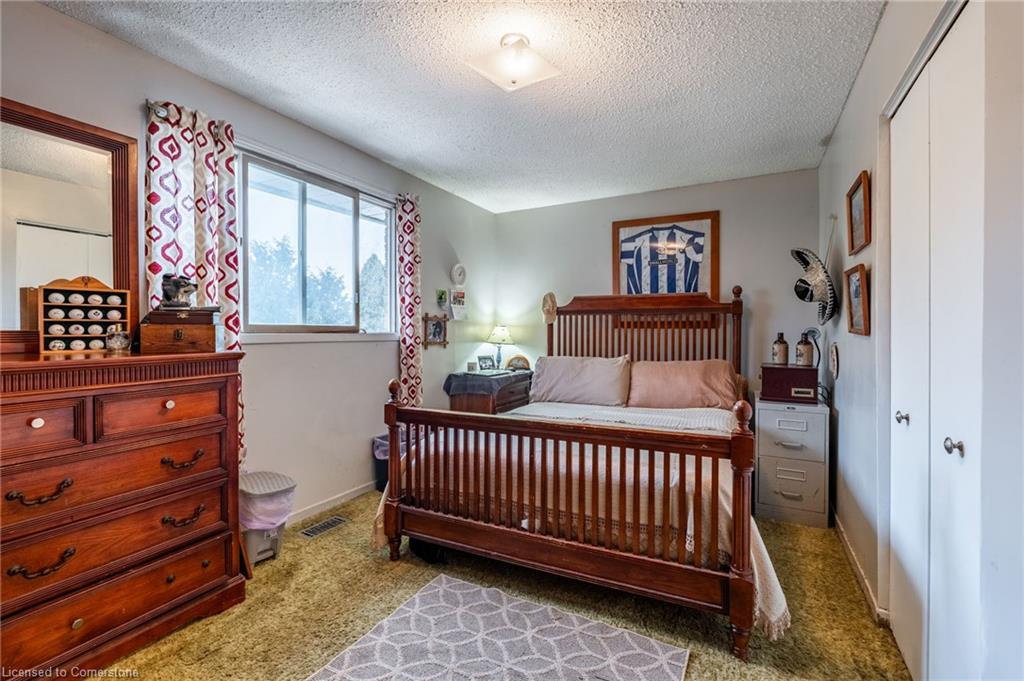97 Guildwood Drive, Hamilton, ON - Indoor Photo Showing Bedroom