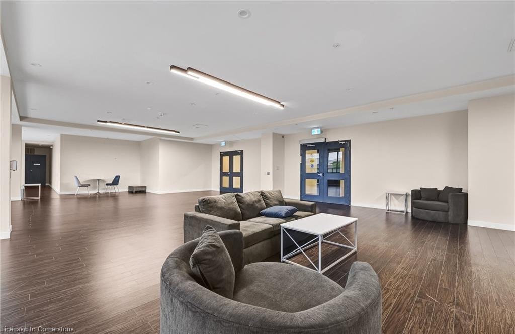 807-128 King Street N, Waterloo, ON - Indoor Photo Showing Living Room