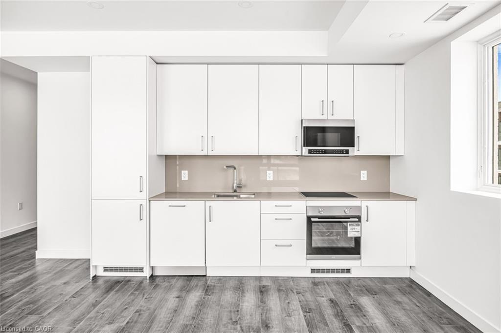 301-7549A Kalar Road, Niagara Falls, ON - Indoor Photo Showing Kitchen