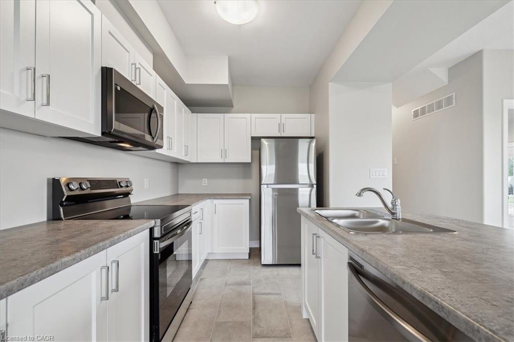 101 Elvira Way, Thorold, ON - Indoor Photo Showing Kitchen With Double Sink