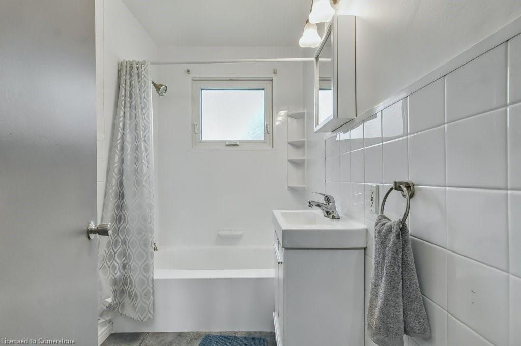 6413 Franklin Avenue, Niagara Falls, ON - Indoor Photo Showing Bathroom