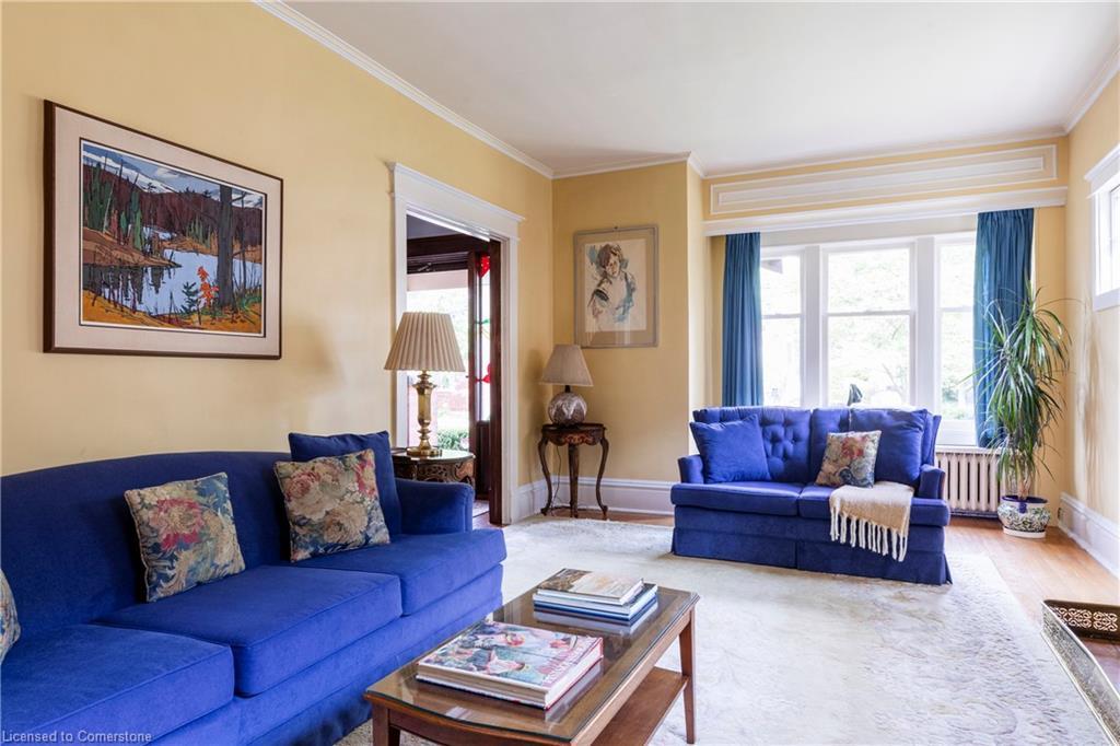 74 Chedoke Avenue, Hamilton, ON - Indoor Photo Showing Living Room