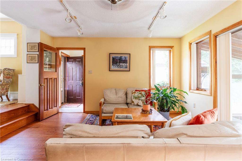 74 Chedoke Avenue, Hamilton, ON - Indoor Photo Showing Living Room