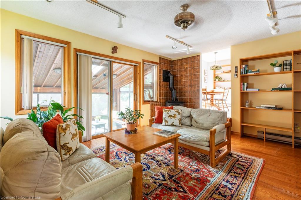 74 Chedoke Avenue, Hamilton, ON - Indoor Photo Showing Living Room