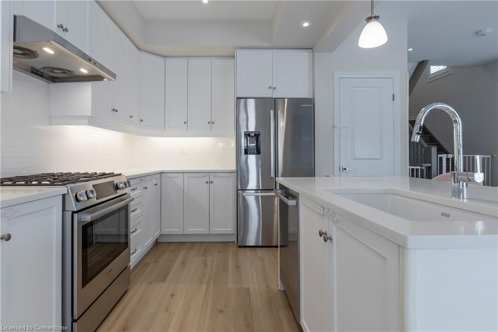 31 Southam Lane, Hamilton, ON - Indoor Photo Showing Kitchen With Upgraded Kitchen