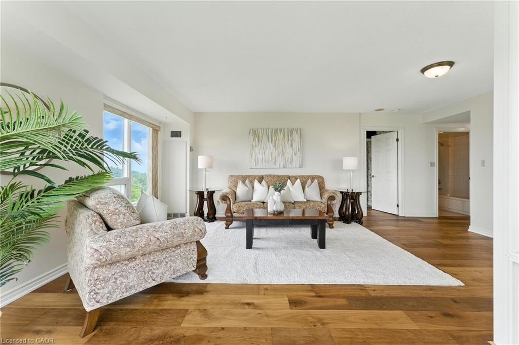 1104-237 King Street W, Cambridge, ON - Indoor Photo Showing Living Room