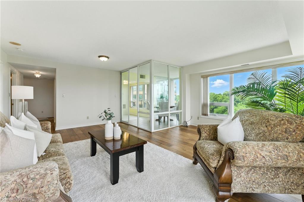 1104-237 King Street W, Cambridge, ON - Indoor Photo Showing Living Room