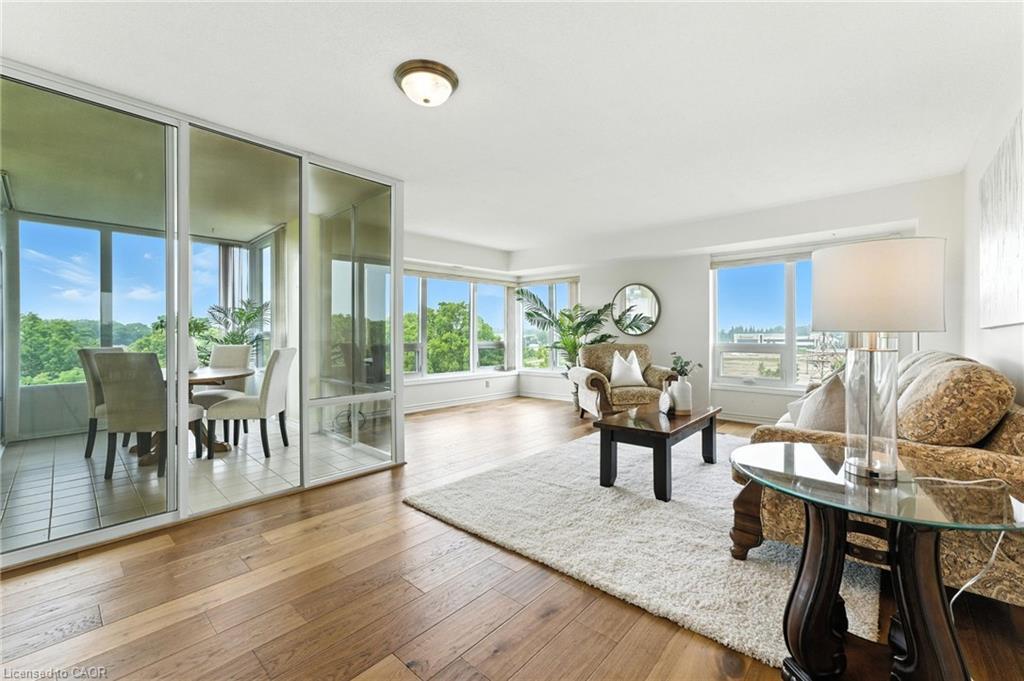 1104-237 King Street W, Cambridge, ON - Indoor Photo Showing Living Room