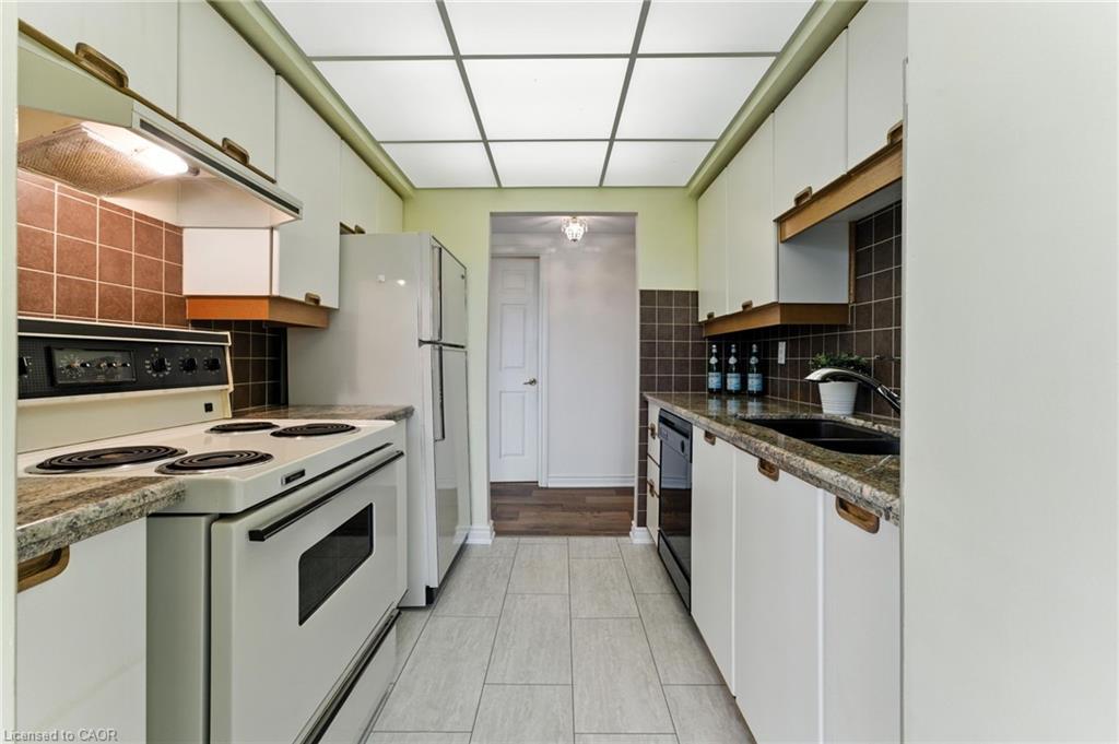 1104-237 King Street W, Cambridge, ON - Indoor Photo Showing Kitchen With Double Sink