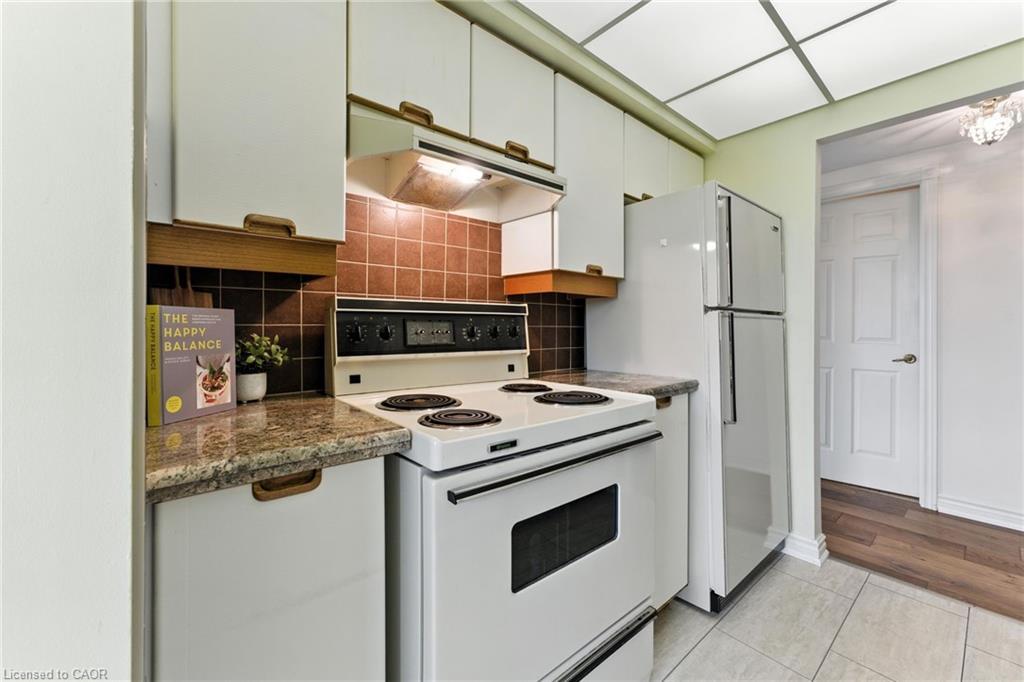 1104-237 King Street W, Cambridge, ON - Indoor Photo Showing Kitchen