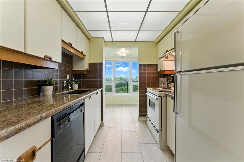 1104-237 King Street W, Cambridge, ON - Indoor Photo Showing Kitchen