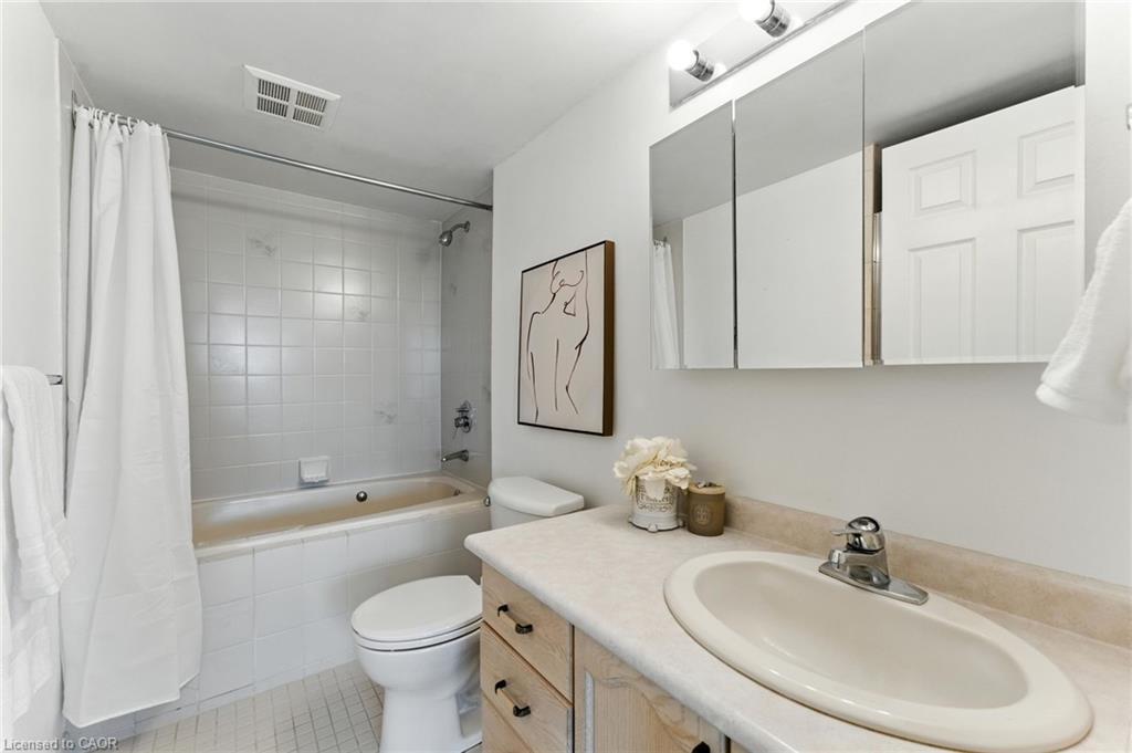 1104-237 King Street W, Cambridge, ON - Indoor Photo Showing Bathroom