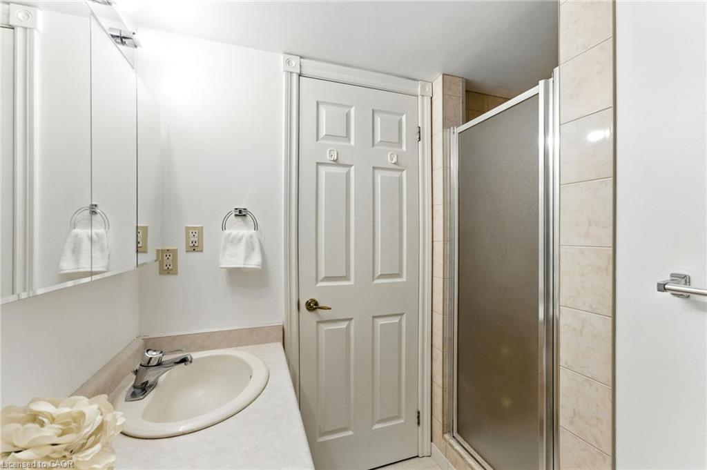 1104-237 King Street W, Cambridge, ON - Indoor Photo Showing Bathroom