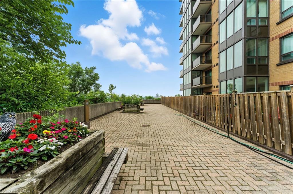 1104-237 King Street W, Cambridge, ON - Outdoor