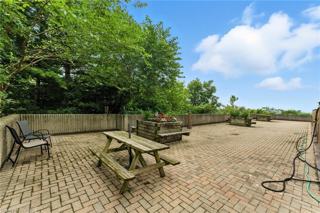 1104-237 King Street W, Cambridge, ON - Outdoor