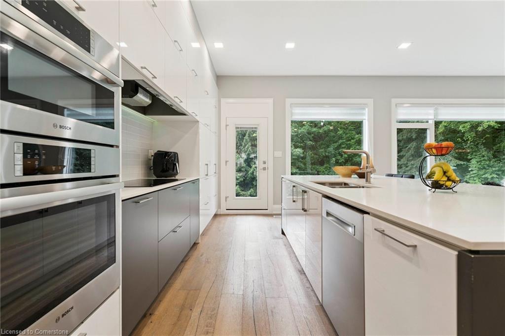 1 Gaywood Gardens, Brantford, ON - Indoor Photo Showing Kitchen With Upgraded Kitchen