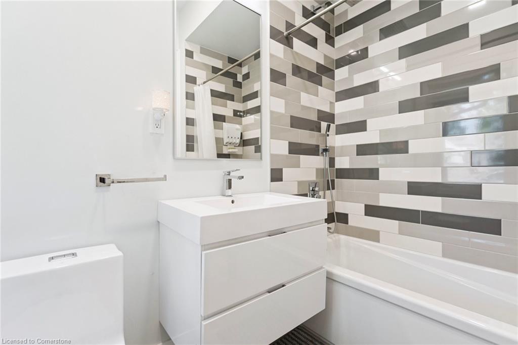 1 Gaywood Gardens, Brantford, ON - Indoor Photo Showing Bathroom