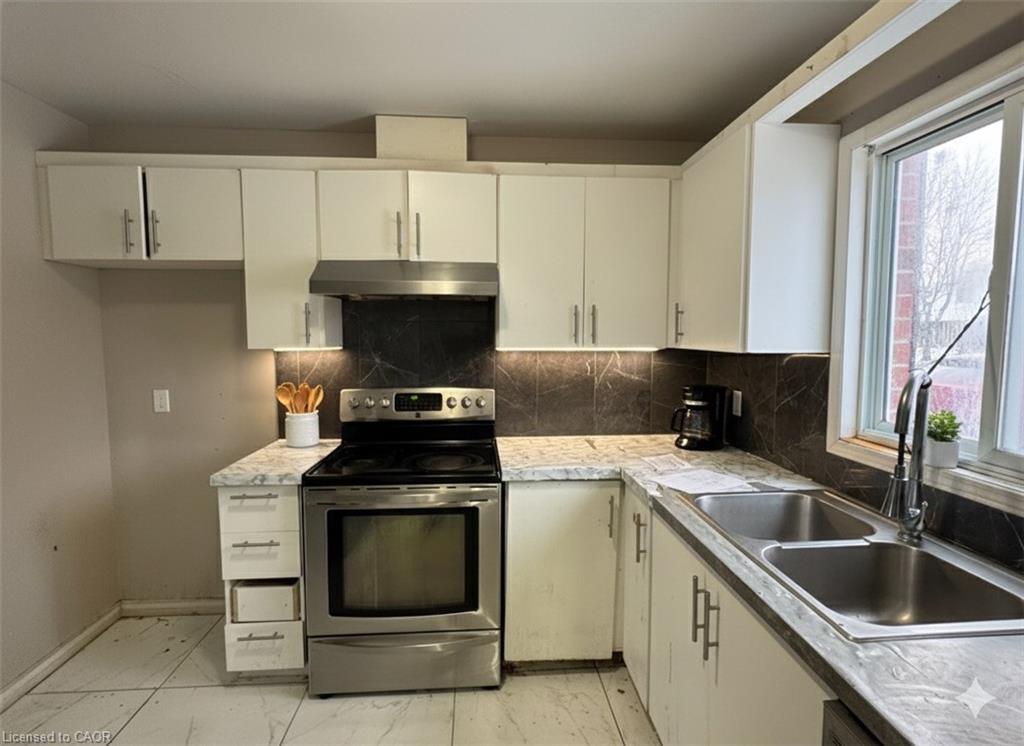 34-190 Fleming Drive, London, ON - Indoor Photo Showing Kitchen With Double Sink