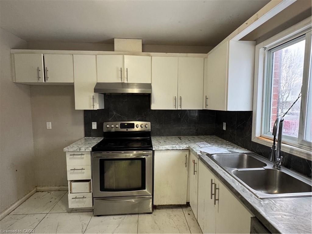 34-190 Fleming Drive, London, ON - Indoor Photo Showing Kitchen With Double Sink