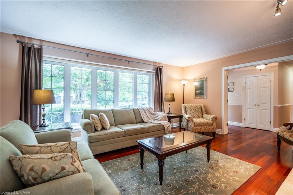 98 Hadley Drive, Ancaster, ON - Indoor Photo Showing Living Room