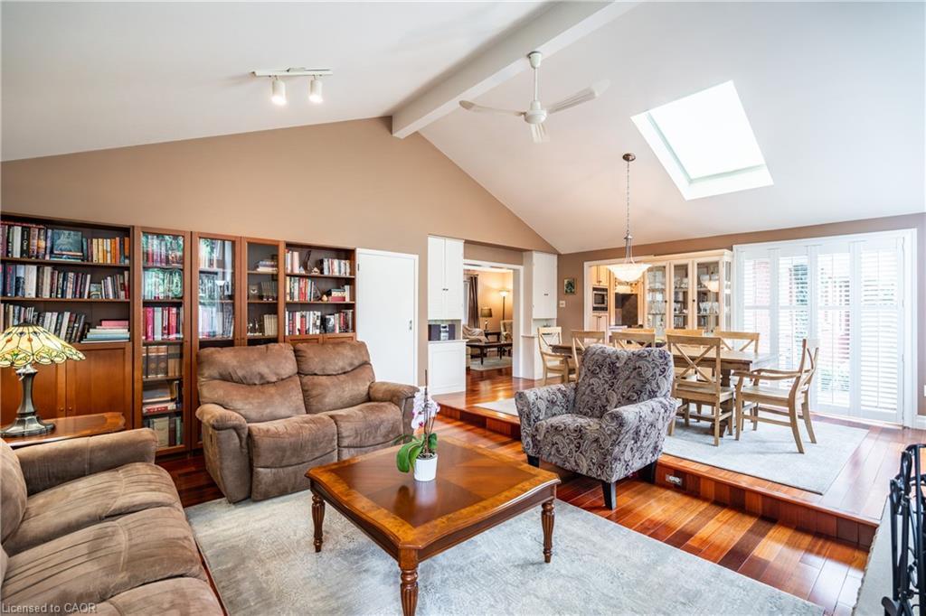 98 Hadley Drive, Ancaster, ON - Indoor Photo Showing Living Room